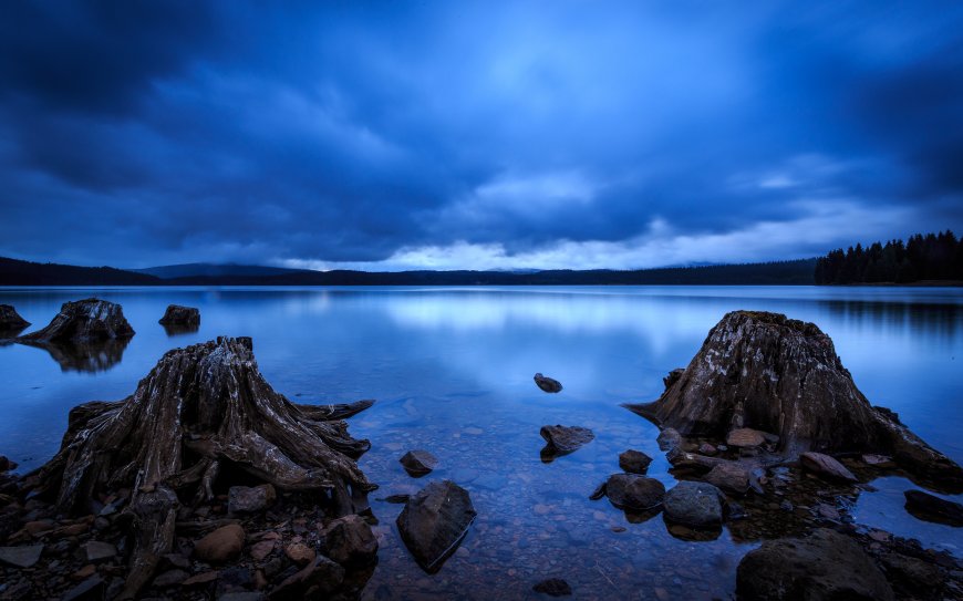 静谧清澈湖泊自然风景壁纸