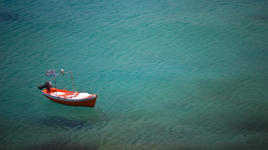 静谧的大海中漂泊的船只风景壁纸