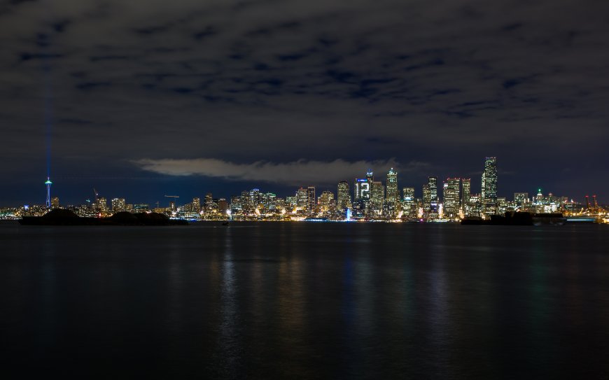 灯光璀璨的海滨城市夜景风景壁纸