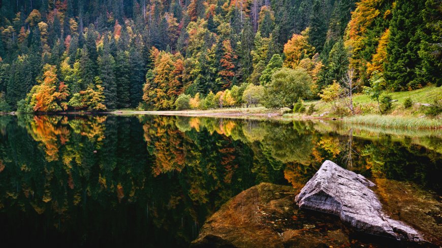 秋季山林湖泊风景图片壁纸