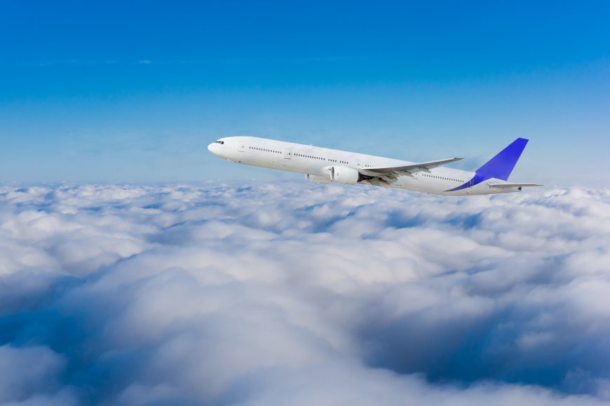 飞机上的蓝天白云图片图片