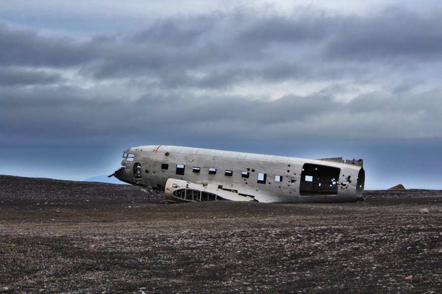 荒漠上废弃的飞机机壳图片壁纸