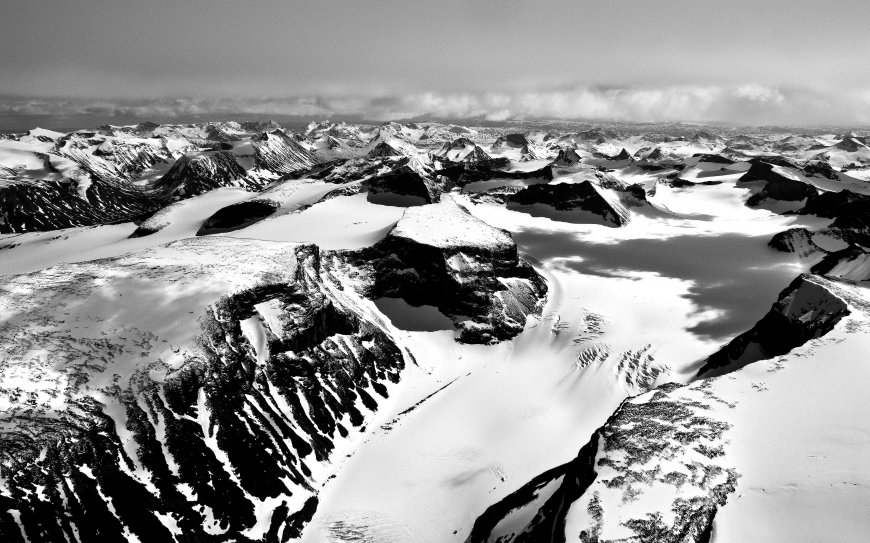 黑白色调连绵雪山山脉风景壁纸