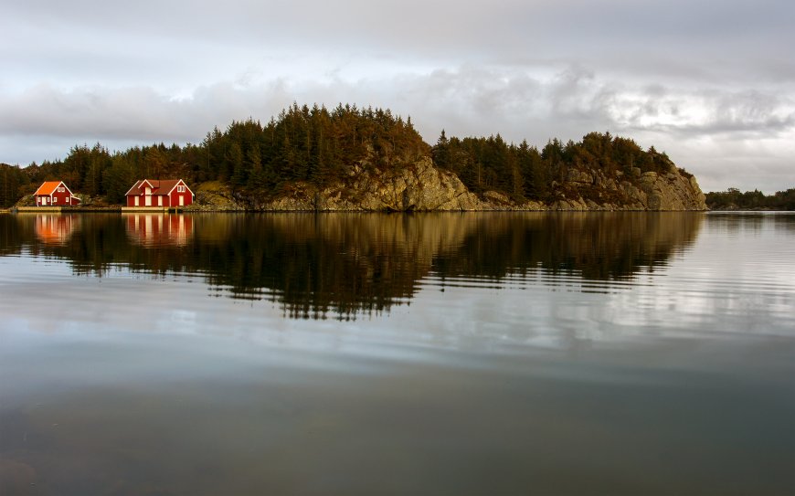 碧波荡漾的湖泊 红房子 小山丘风景壁纸
