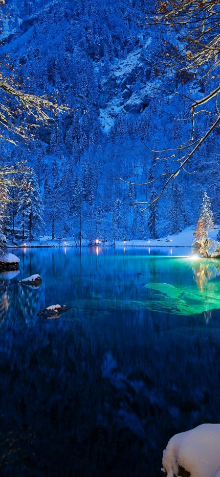 雪山下的湖泊夜景风景