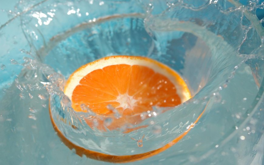 橘子入水 清凉创意桌面壁纸