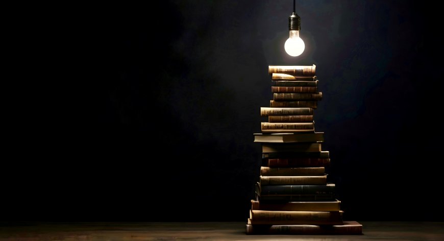 书 堆书 黑暗的背景 灯泡